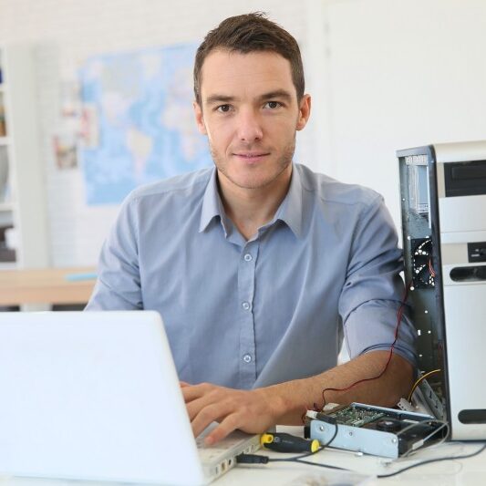 PageLines-repairtechniciandesktoplaptopFotolia_79637737_Subscription_Monthly_M.jpg